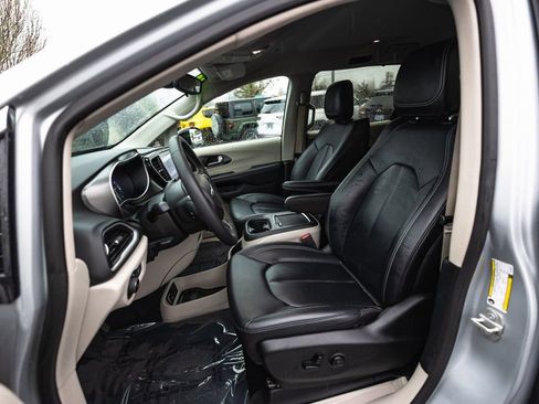Used 2024 Chrysler Pacifica Touring-L FWD image 21
