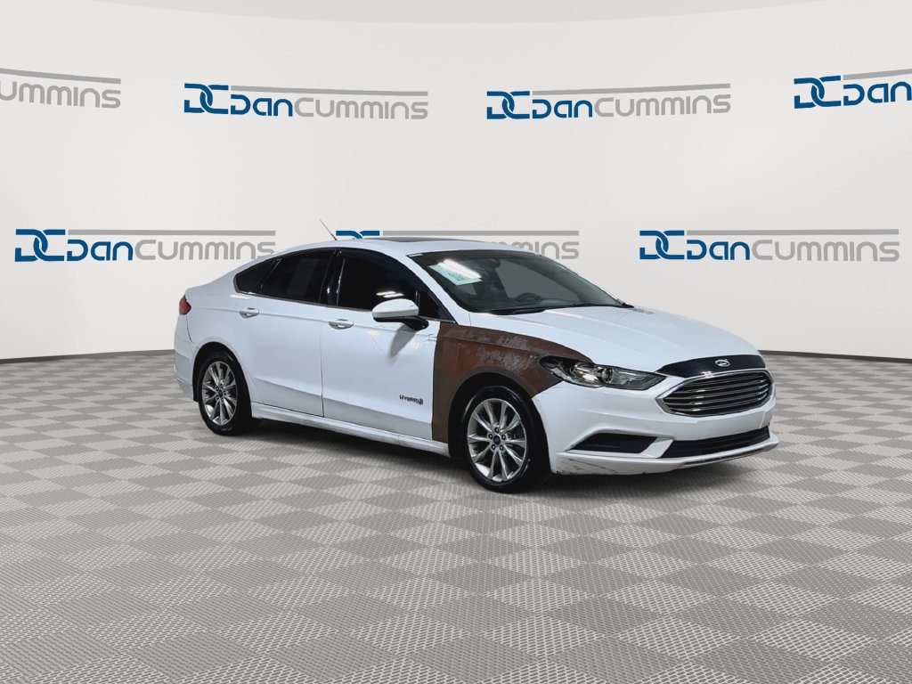Used 2017 Ford Fusion SE FWD image 2
