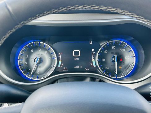 Used 2023 Chrysler Pacifica Touring-L FWD image 19