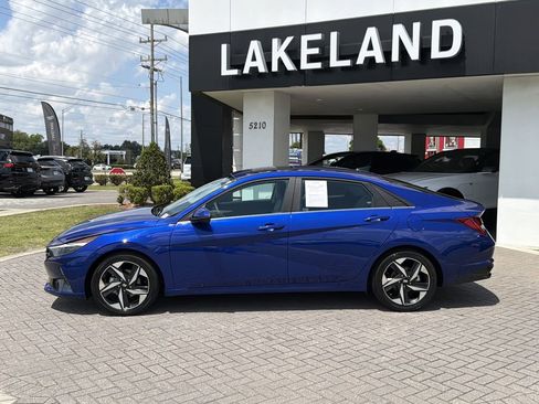 Used 2023 Hyundai Elantra Limited w/ Preferred Accessory Package FWD image 3