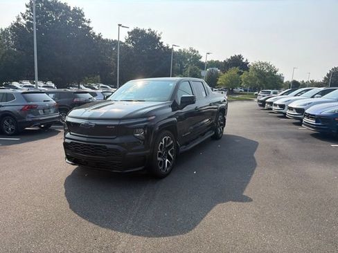 Used 2024 Chevrolet Silverado EV RST AWD/4WD image 2