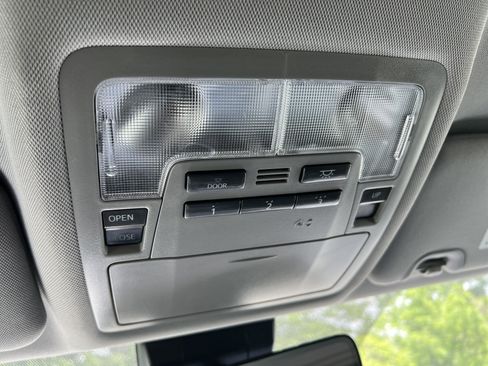 Used 2019 Toyota Highlander XLE FWD image 28