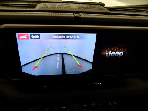 Used 2025 Jeep Wrangler Sahara image 25