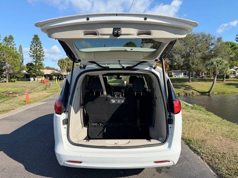 Used 2020 Chrysler Voyager Lxi image 19