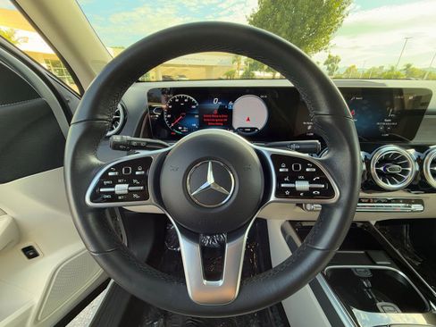 Used 2023 Mercedes-Benz EQB 300 4MATIC image 26