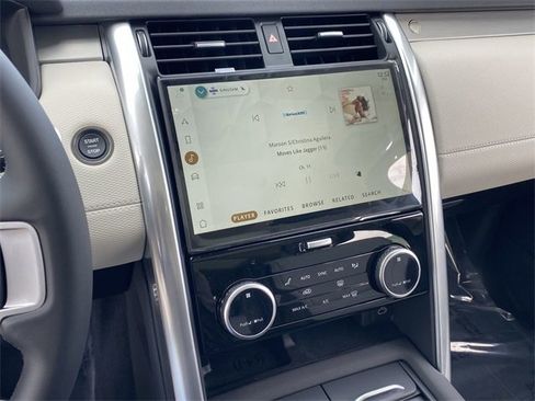 Used 2025 Land Rover Discovery Dynamic SE image 8