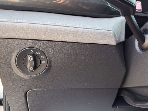 Used 2022 Volkswagen Taos SEL FWD image 17