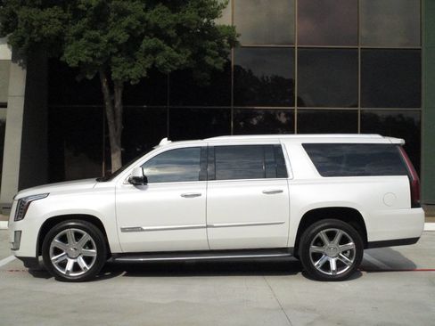 Used 2016 Cadillac Escalade ESV Luxury image 2