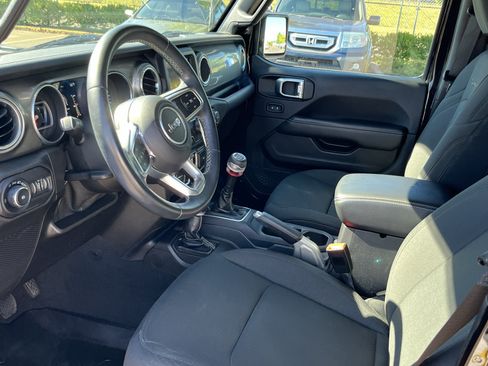 Used 2018 Jeep Wrangler Unlimited Sahara w/ LED Lighting Group AWD/4WD image 10