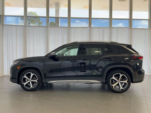 New 2026 Volkswagen Tiguan SE image 2