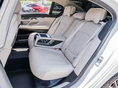 Used 2022 BMW 740i w/ Luxury Rear Seating Package RWD image 16