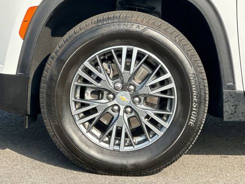 Used 2024 Chevrolet Traverse LT image 32