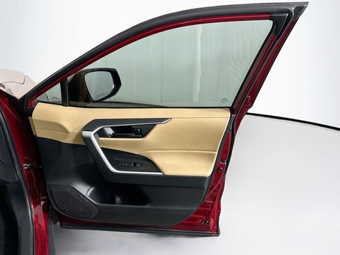 Used 2020 Toyota RAV4 LE image 29