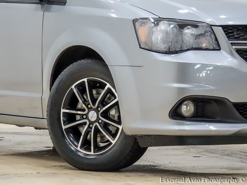 Used 2018 Dodge Grand Caravan GT image 3