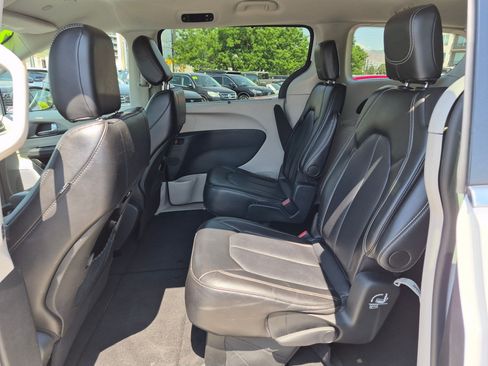 Used 2024 Chrysler Pacifica Touring-L FWD image 26
