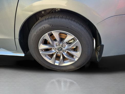 Used 2025 Toyota Sienna XLE image 19