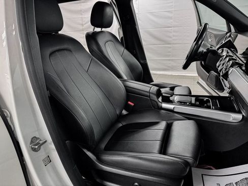 Used 2023 Mercedes-Benz GLB 250 4MATIC w/ Premium Package image 12