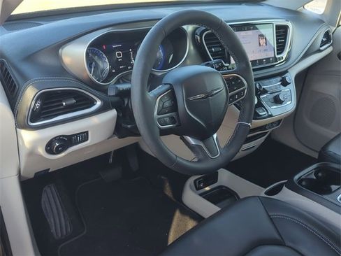 Used 2023 Chrysler Pacifica Touring-L image 12