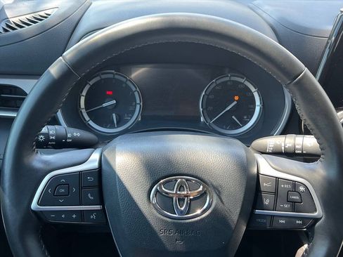 Used 2022 Toyota Highlander XLE AWD/4WD image 13