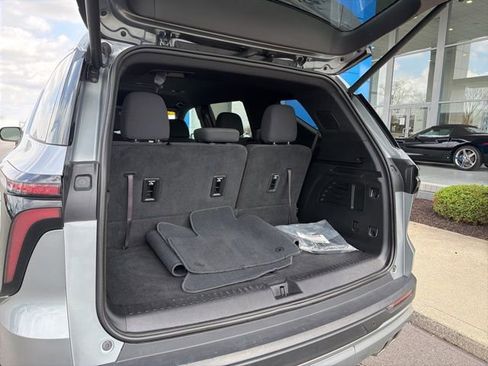 Used 2025 Chevrolet Traverse LT image 10