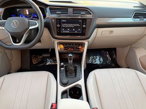 Used 2022 Volkswagen Tiguan SE image 17