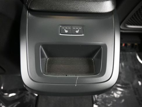 Used 2019 Volvo XC60 T6 Momentum w/ Multimedia Package image 15