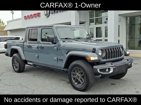 Used 2024 Jeep Gladiator Sport image 2