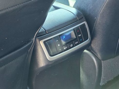 Used 2018 Toyota Highlander SE FWD image 29