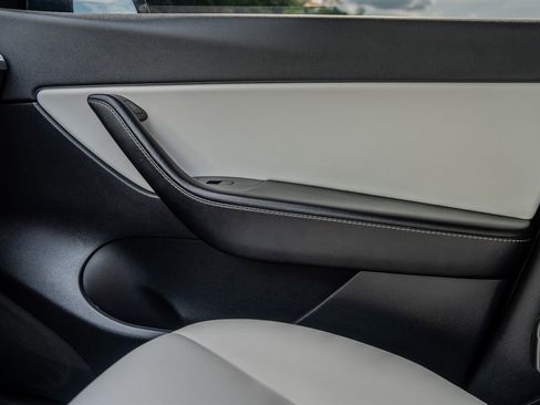 Used 2021 Tesla Model Y Long Range AWD/4WD image 22