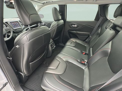 Used 2019 Jeep Cherokee Trailhawk w/ Comfort/Convenience Group AWD/4WD image 10