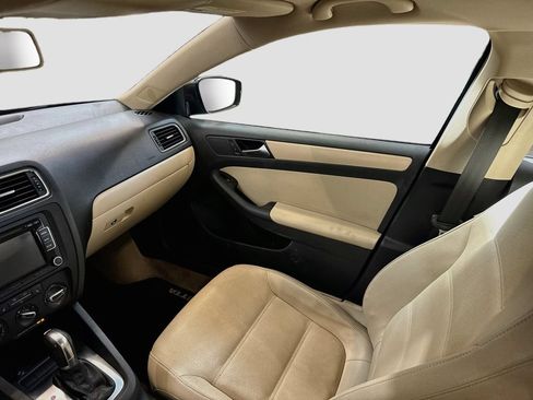 Used 2011 Volkswagen Jetta SE FWD image 24