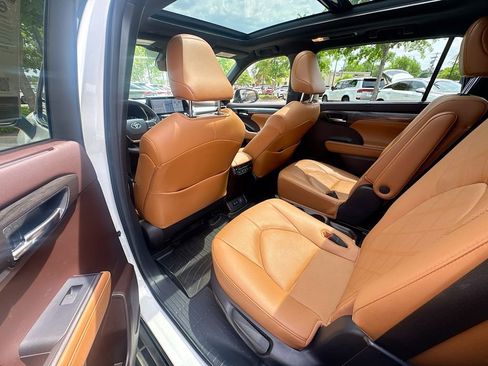 Used 2021 Toyota Highlander Platinum image 31
