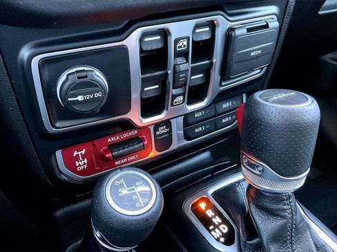 Used 2025 Jeep Gladiator Mojave image 25