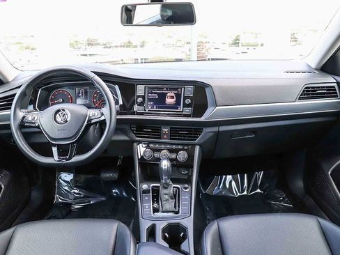 Used 2019 Volkswagen Jetta SE w/ Cold Weather Package FWD image 12