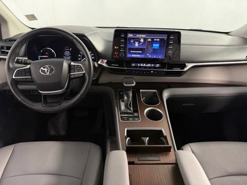 Used 2024 Toyota Sienna XLE FWD image 25