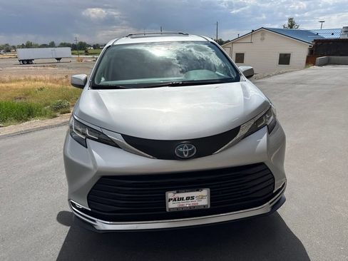 Used 2021 Toyota Sienna XLE w/ XLE Plus Package AWD/4WD image 3