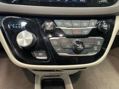 Used 2019 Chrysler Pacifica Touring-L Plus w/ Advanced Safetytec Group FWD image 13