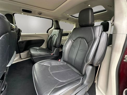 Used 2018 Chrysler Pacifica Limited w/ Advanced Safetytec Group FWD image 19