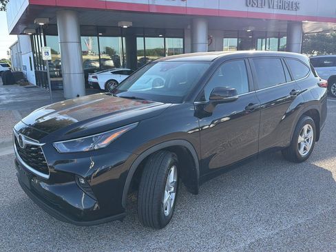 Used 2023 Toyota Highlander LE AWD/4WD image 7