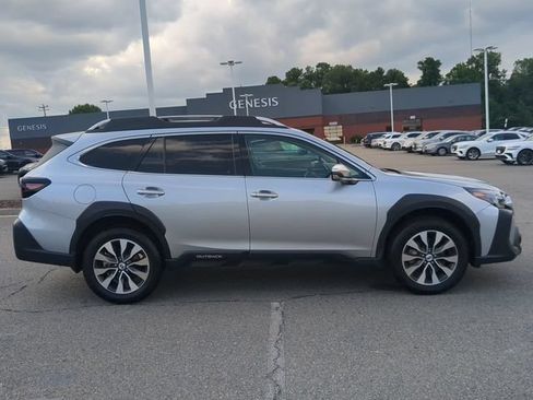Used 2025 Subaru Outback Touring AWD/4WD image 3