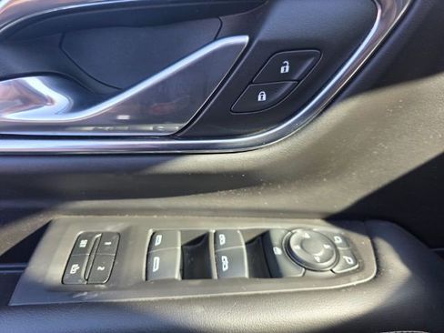 Used 2024 GMC Yukon XL SLT image 25