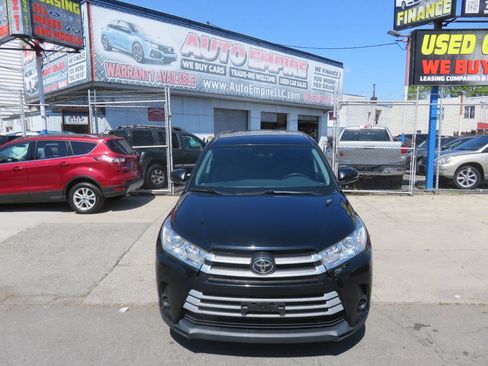 Used 2019 Toyota Highlander LE AWD/4WD image 6