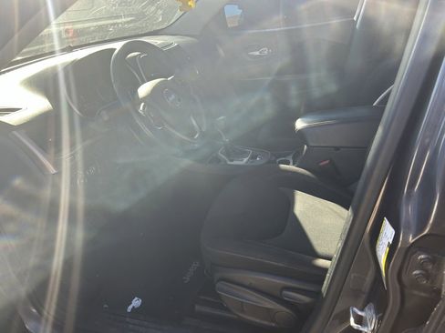 Used 2016 Jeep Cherokee Latitude image 4