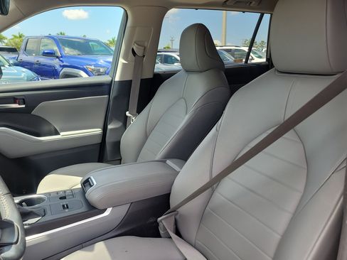 Used 2023 Toyota Highlander XLE FWD image 28