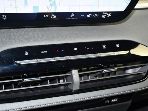 Used 2025 Buick Enclave Preferred AWD/4WD image 30