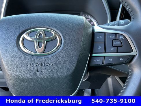 Used 2022 Toyota Highlander XLE AWD/4WD image 33
