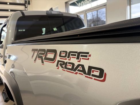 Used 2018 Toyota Tacoma TRD Off-Road w/ Technology Package image 6