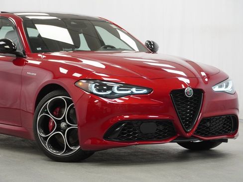 Used 2024 Alfa Romeo Giulia Veloce image 3