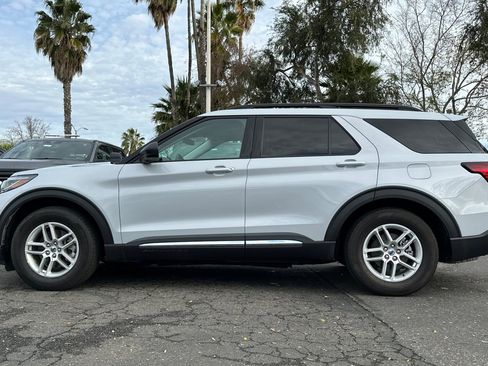 Used 2025 Ford Explorer Active w/ Active Comfort Package image 7