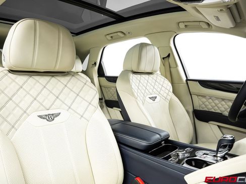Used 2021 Bentley Bentayga AWD/4WD image 35